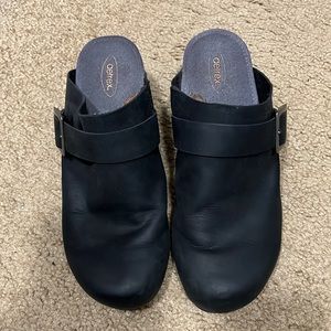 Aetrex black clogs